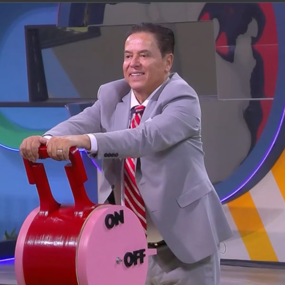 dimeperra's tweet photo. Cuando creímos que ya teníamos al ganador más gris en la historia de la casa de los famosos, Televisa nos entrega a la churpia insoportable y nefasta de Mustiana Ochoa.

Cuando una flor se marchita, una nueva florece. #LaCasaDeLosFamososMx https://t.co/QhIN7cLWev