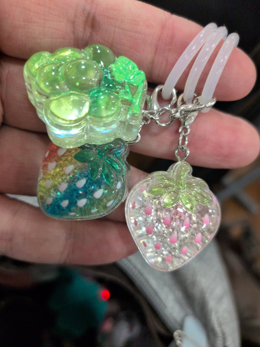 SYUSHIMARU's tweet photo. いちごとぶどうのめじるしアクセサリー取れぬーーーー赤がたくさん欲しいんじゃいちごはー紫ぶどうよこせーー。マスカットとぶどうは親用。でもわしも紫の物欲しい() https://t.co/zKrhe8hUu3