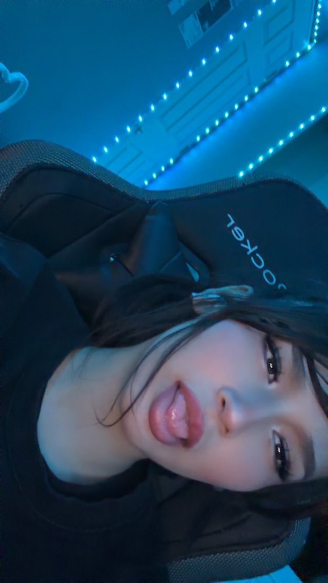Imrobmee's tweet photo. My hot gf #girlfriend #exposed #cuck #nsfwtwt https://t.co/4xJtTHCi7N