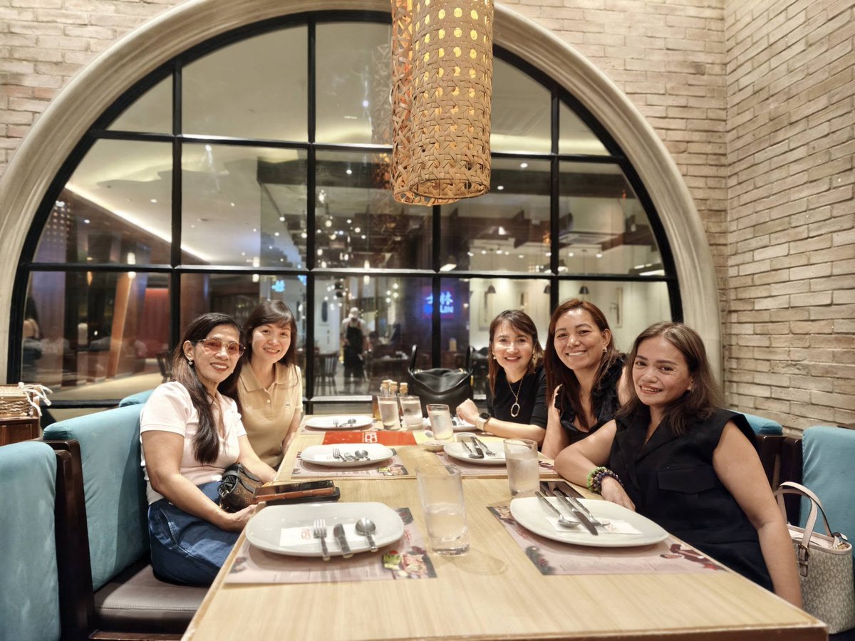PhilippineStar's tweet photo. TWO MOTHERS, ONE FRAME

Rovelyn Baterbonia and Angelica Yulo, mothers of athletes Rene Baterbonia and Carlos Yulo, respectively, shared selfies on Monday after having a meal together at a restaurant.

“Basher attack,” Baterbonia captioned her photo, while Yulo wrote “FINALLY!” in her Facebook post. (Facebook/Rovelyn Baterbonia)