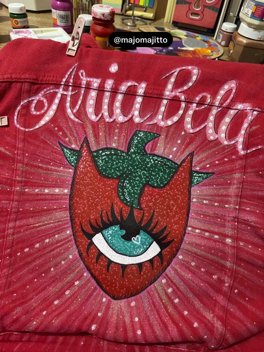 notmaaaarr's tweet photo. Para la fiesta de cumpleaños de mi hermana me disfrazaré de AriaBela en el videoclip de Online y me pinto una chamarra como la que ella trae. Neta siempre agradeceré todas las cosas padres que hace por mi, te amo 🤍🤍
@majomajitto_ 
@arigameplays https://t.co/lsFIdvRhDh