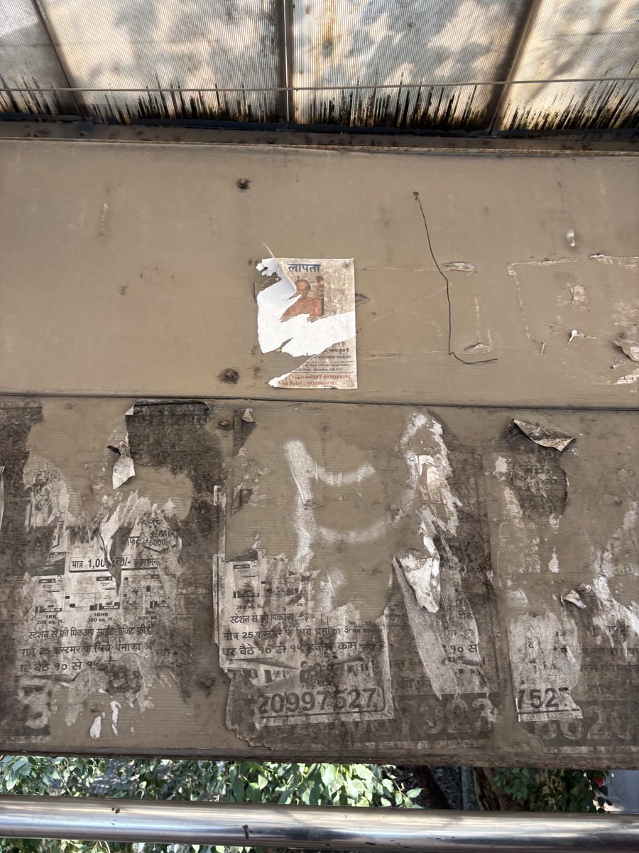 ani_singh23's tweet photo. Dahisar station foot overbridge should get prize for cleanliness.

@drmbct @DahisarPS @Dahisarvoice @AshwiniVaishnaw @RailMinIndia @RailwaySeva @WesternRly https://t.co/mvjICHAJzd