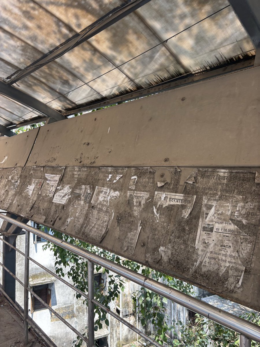ani_singh23's tweet photo. Dahisar station foot overbridge should get prize for cleanliness.

@drmbct @DahisarPS @Dahisarvoice @AshwiniVaishnaw @RailMinIndia @RailwaySeva @WesternRly https://t.co/mvjICHAJzd