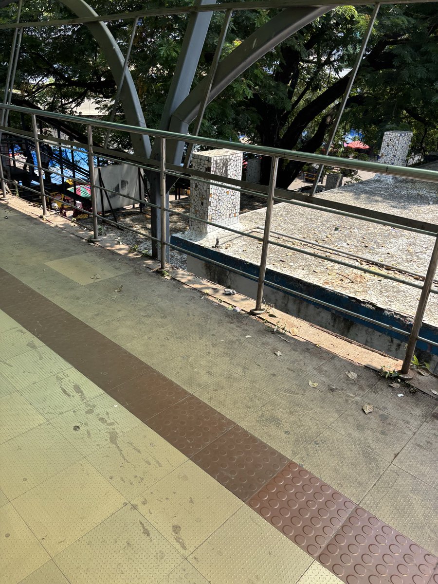 ani_singh23's tweet photo. Dahisar station foot overbridge should get prize for cleanliness.

@drmbct @DahisarPS @Dahisarvoice @AshwiniVaishnaw @RailMinIndia @RailwaySeva @WesternRly https://t.co/mvjICHAJzd