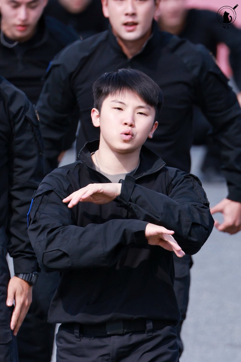 woozi_YJ's tweet photo. 261005 지상군페스티벌 

무대의 신🖤

#우지 #WOOZI #ウジ https://t.co/sQN8OL7loO