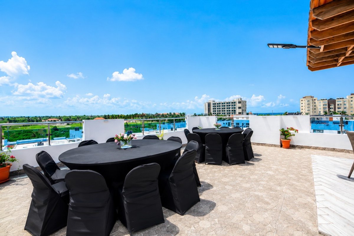 folashosting's tweet photo. Dine under the Caribbean sky. 🌌 Our private rooftop at Estrella Marina 402 (La Romana) accommodates a group of 16. Experience an exceptional oceanfront dinner. Book your stay in the Dominican Republic on Airbnb! 🌴🍽️ https://t.co/pwRI8AfQpF
#LaRomana #LuxuryTravel https://t.co/up6AOH5IOt