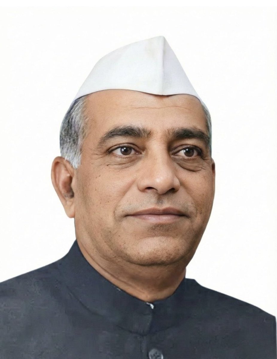 DivyaMaderna's tweet photo. आज मेरे पूज्य दादाजी, राजस्थान की किसान राजनीति के सशक्त स्तंभ और जननेता, किसान केसरी स्व. श्री परसराम मदेरणा जी की जयंती पर उन्हें कोटिशः नमन करती हूँ।

उनकी बेबाकी, सादगी और सिद्धांतों से कभी समझौता न करने का साहस आज भी मेरे लिए प्रेरणा है। उनके विचारों और मूल्यों को अपने जीवन में आगे बढ़ाना ही उनके प्रति मेरी सच्ची श्रद्धांजलि है।

‘साहब’ को शत-शत नमन। 🙏

#ParasramMaderna