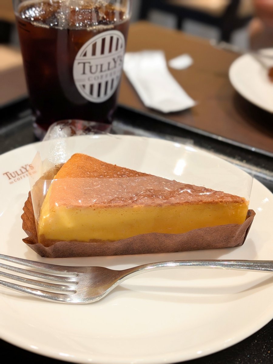 kimagulady_x's tweet photo. 人気の個人経営カフェへ行ったらケーキ買い占めされていて何も注文できずに泣いた。そのまま帰るのももったいない気がして、さらに足を延ばしてタリーズへ。シナモンパンプキンチーズケーキ美味しかったよ🎃🧀
カフェはチェーン店しか勝たん。 https://t.co/KDvKosIClZ