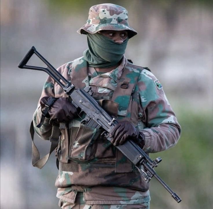 sintax_KE's tweet photo. Kenyan military.                                           South african military https://t.co/XnmwazCXrN