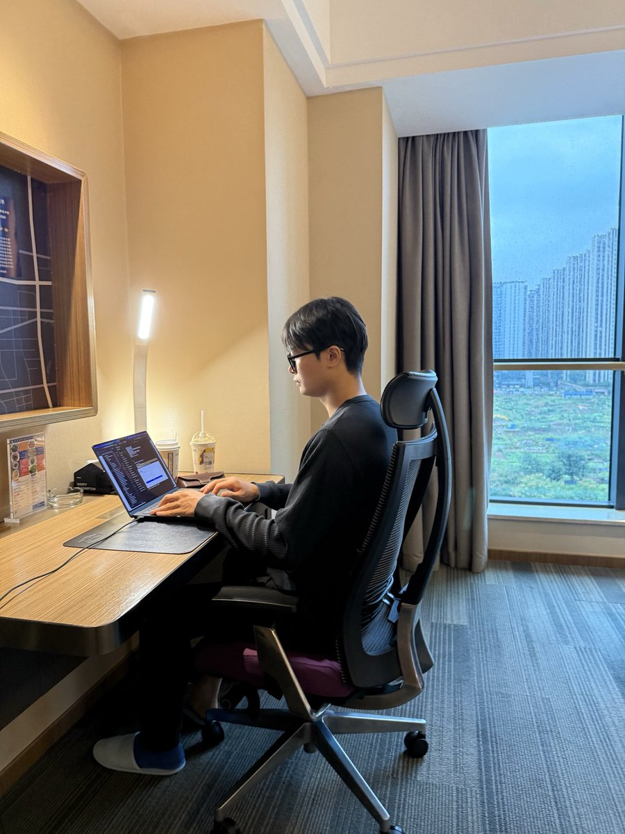SheeranKevin's tweet photo. Spent the Golden week in China really got me so exhausted 🥱 but still don’t forget to work on my project in hotel, workaholic fr. https://t.co/xwSkoEQGvk