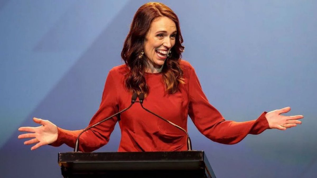 FreedomAus80100's tweet photo. In 2018 I was just an MP &amp; couldn't muster $20k for a house deposit.
When I became NZs PM, my income was still only $400k
Then along came Covid &amp; Big Pharma &amp; Blackrock &amp; USAID

Suddenly &amp; by magic I just bought a $6m waterfront house in the most Anglo part of Sydney https://t.co/wqqWMWYOr2