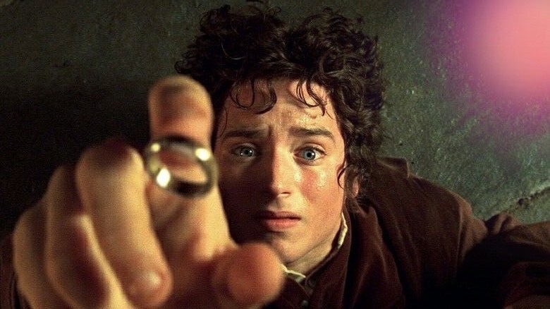 ToIkienverse's tweet photo. Las películas de El Hobbit: fueron muy criticadas por haberlas alargado innecesariamente. Hicieron tres películas de un libro de 250-300 páginas. 

Los Anillos de Poder: hicieron una serie sin tener los derechos completos y se alejaron mucho del canon. La serie creó una división enorme en el fandom. 

El videojuego de Gollum: fue una decepción enorme y no gustó al público general. 

Creo que culpar a la saga de que ya no sea rentable es de cobardes. No puedes crear un producto que no esté a la altura de lo que es una adaptación de la Tierra Media y pretender que sea un éxito. 

La culpa no es de ESDLA y eso no significa que ya no sea rentable hacer adaptaciones, lo único que significa es que son producciones mediocres con gente que no ha sabido trasladar la Tierra Media a la pantalla. 

Y de este barco no me baja nadie.