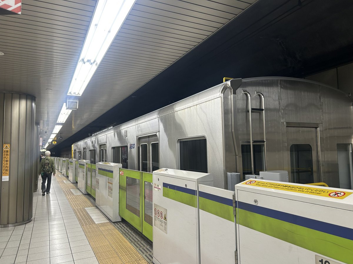 hasuina2nd's tweet photo. え？やばい
秋葉原行こうか悩んでやっぱ大学戻るかって思って新線新宿駅ホールいったら

京王の検測車DAXがいたんだけどやばくね？？？ https://t.co/0UPgpSzneM