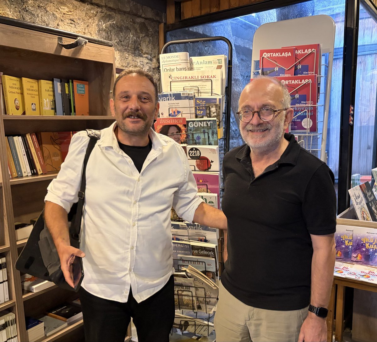 aytuncerkin1907's tweet photo. 📌FON SOYGUNUNA KARŞI OKUNMASI GEREKEN KİTAP…

📌 Geçen hafta etrafımın “sağ siyasetle” çerçevelendiğini gördüm ve bir “nefes” almak için okudum o kitabı. 

📌 Kısa ama derin, 86 sayfa. 

📌Gazeteci dostum Barış Terkoğlu sormuş, TKP Genel Sekreteri Kemal Okuyan yanıtlamış. https://t.co/F4V9Eenc7x