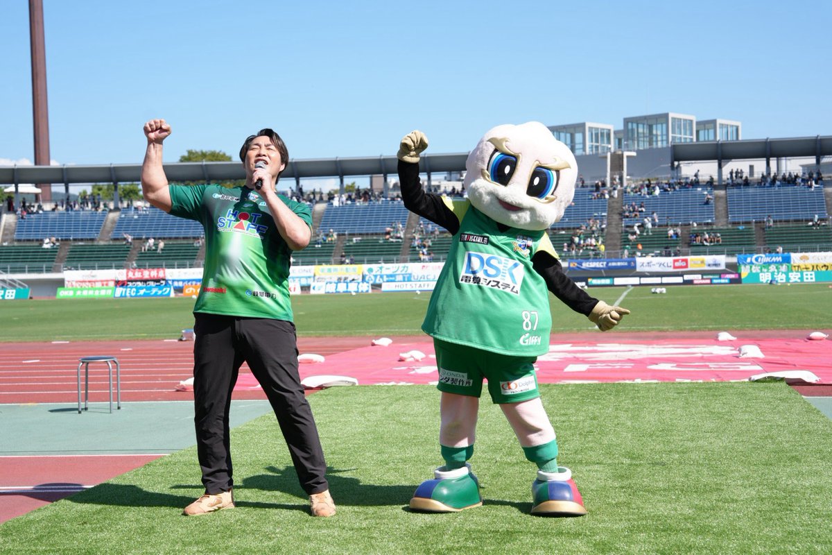 fc_giffy's tweet photo. ついに❗️FC岐阜のホームゲームに、100年に一度の逸材、#棚橋弘至 社長がきてくれたよー🥹🥹🥹
めちゃ明るくて、優しくて、イケメンで、名刺もくれるし、腕相撲対決では様子見なしで、びっくりしてまった😲
棚ちゃんのこと、#愛してまーす 😉💪
また来てねー🫡⚽️

#fcgifu #ギッフィー
#新日本プロレス https://t.co/hAOtePHAUi