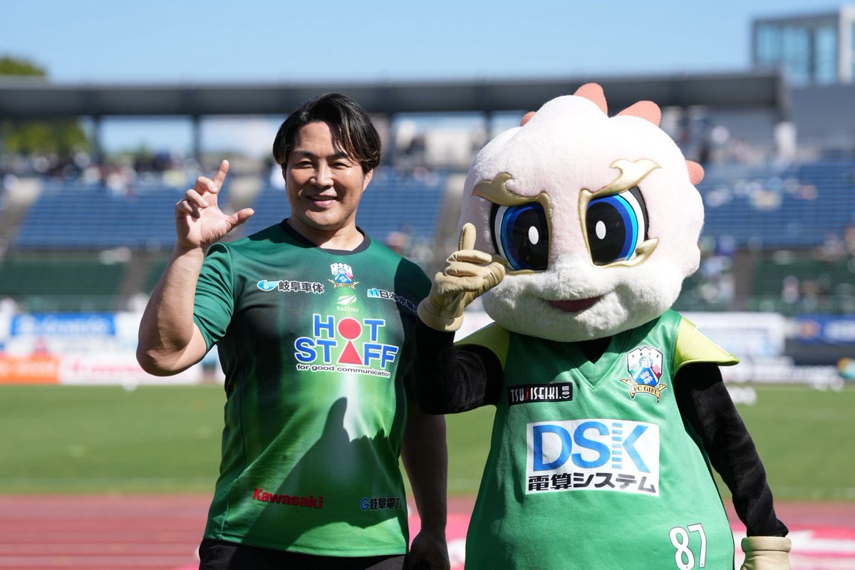 fc_giffy's tweet photo. ついに❗️FC岐阜のホームゲームに、100年に一度の逸材、#棚橋弘至 社長がきてくれたよー🥹🥹🥹
めちゃ明るくて、優しくて、イケメンで、名刺もくれるし、腕相撲対決では様子見なしで、びっくりしてまった😲
棚ちゃんのこと、#愛してまーす 😉💪
また来てねー🫡⚽️

#fcgifu #ギッフィー
#新日本プロレス https://t.co/hAOtePHAUi