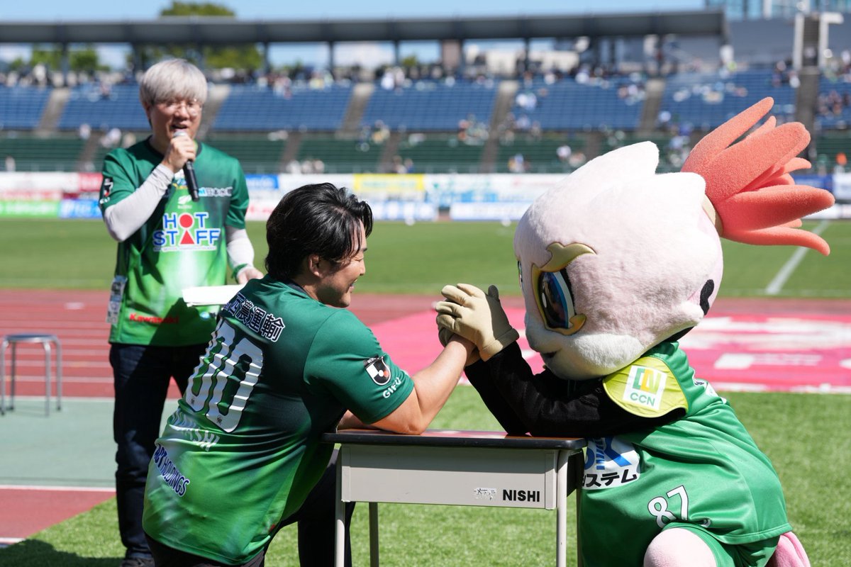 fc_giffy's tweet photo. ついに❗️FC岐阜のホームゲームに、100年に一度の逸材、#棚橋弘至 社長がきてくれたよー🥹🥹🥹
めちゃ明るくて、優しくて、イケメンで、名刺もくれるし、腕相撲対決では様子見なしで、びっくりしてまった😲
棚ちゃんのこと、#愛してまーす 😉💪
また来てねー🫡⚽️

#fcgifu #ギッフィー
#新日本プロレス https://t.co/hAOtePHAUi