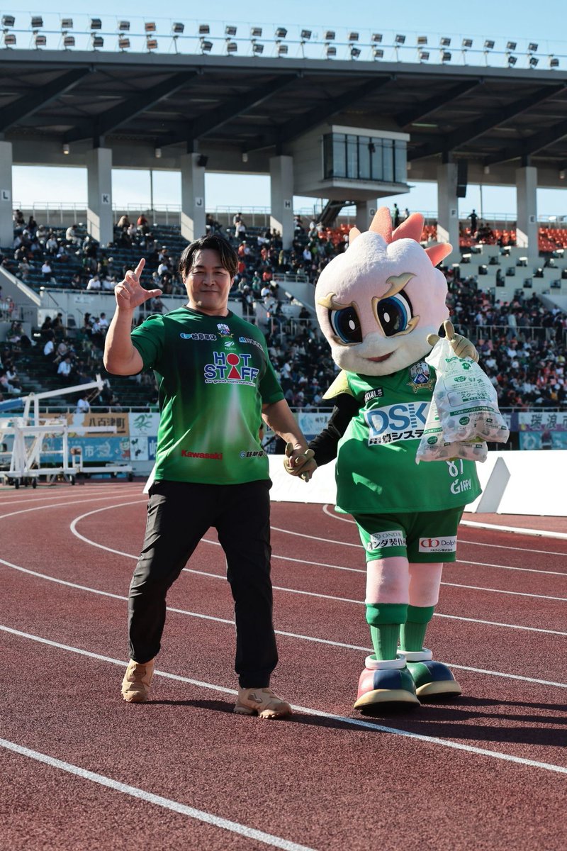 fc_giffy's tweet photo. ついに❗️FC岐阜のホームゲームに、100年に一度の逸材、#棚橋弘至 社長がきてくれたよー🥹🥹🥹
めちゃ明るくて、優しくて、イケメンで、名刺もくれるし、腕相撲対決では様子見なしで、びっくりしてまった😲
棚ちゃんのこと、#愛してまーす 😉💪
また来てねー🫡⚽️

#fcgifu #ギッフィー
#新日本プロレス https://t.co/hAOtePHAUi