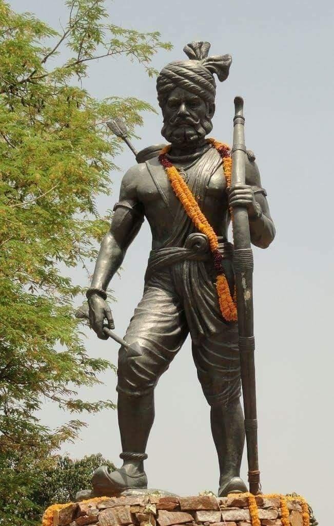 LalMeena20522's tweet photo. मेवाड़ के गौरव, आदिवासी समाज के स्वाभिमान और अमर योद्धा राणा पूंजा भील जी की जन्म जयंती पर उन्हें शत् शत् नमन। मातृभूमि की रक्षा के लिए आपके शौर्य और बलिदान पर पूरे आदिवासी समाज और देश को गर्व है। #RanaPunjaBheel #भील_योद्धा_राणा_पूंजा https://t.co/PTXBVeoBH0