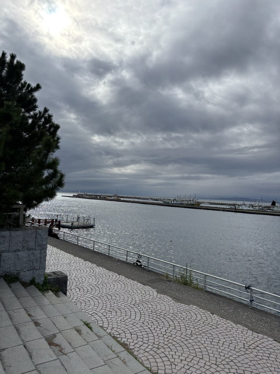 jinpeiokami's tweet photo. 今日は波が荒くて船はお休み

歩くかね？ https://t.co/kUz7cCc0V7