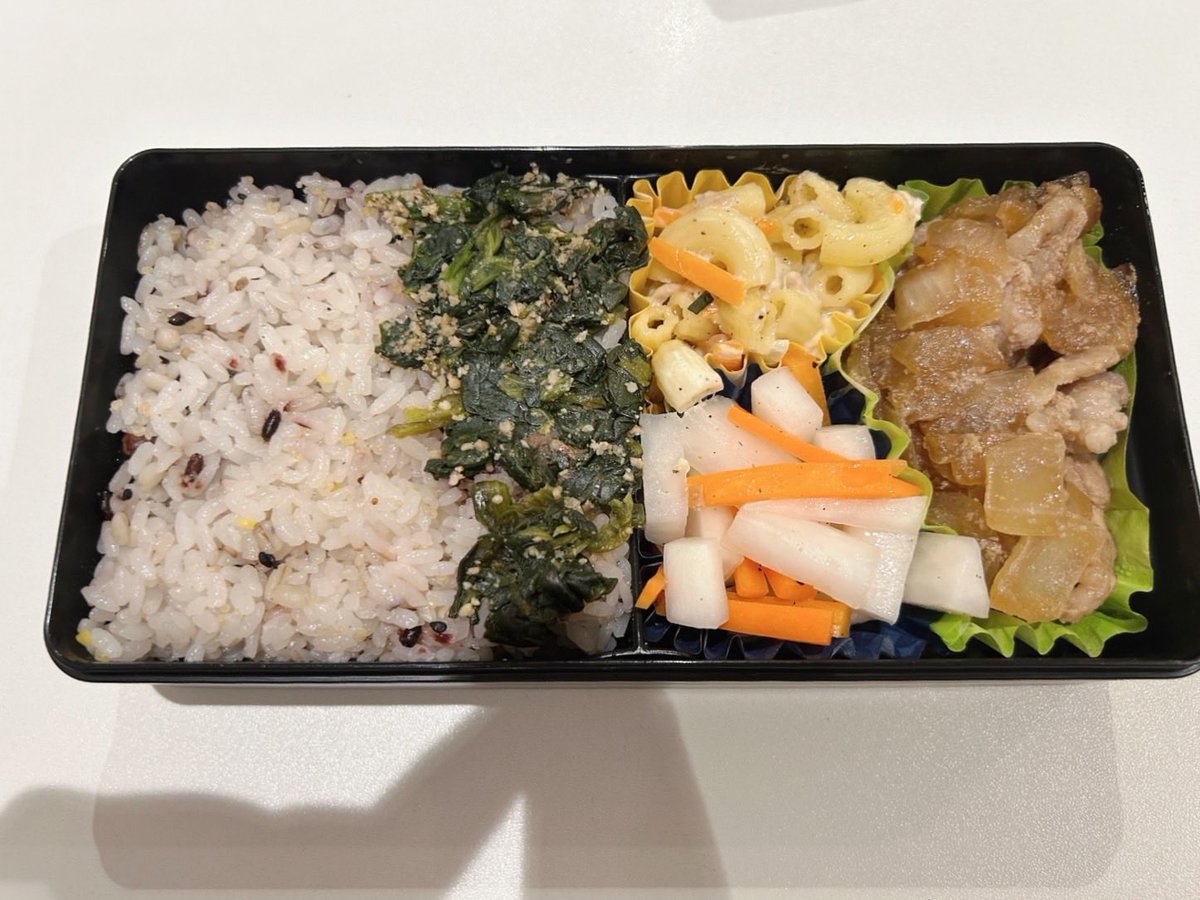Riku_output's tweet photo. 遅めのランチ。
今日のお弁当は栄養管理者GPTさんいわく96点／100点。これまで見せてもらった中でも、かなりバランスのいい構成と言っていただきました。

主食・主菜のバランスが◎
    ご飯一膳＋豚ロース90gなら、昼食として主食とたんぱく質をしっかり確保できます。さらに生姜焼きに玉ねぎが入っているのも良いです。
野菜の種類がかなり増えています
    玉ねぎ・にんじん・大根・ほうれん草に加えて、マカロニサラダにも野菜があります。特に今回の「にんじん＋大根ラペ」への変更は成功だと思います。写真でも副菜として十分な量があります。
惜しいのはマカロニサラダ
    ご飯＋マカロニで炭水化物が少し重なり、マヨネーズを使っているなら脂質も加わります。ただ、写真のマカロニ量なら大きな問題ではありません。生姜焼き90gも極端に多くないので、このままでも十分整った弁当です。

今回を採点すると、主食5/5、たんぱく質5/5、野菜5/5、食品の多様性5/5、脂質・糖質バランス4/5くらい。

みなさんの今日のランチはなんでしたか。
後半も頑張りましょう。