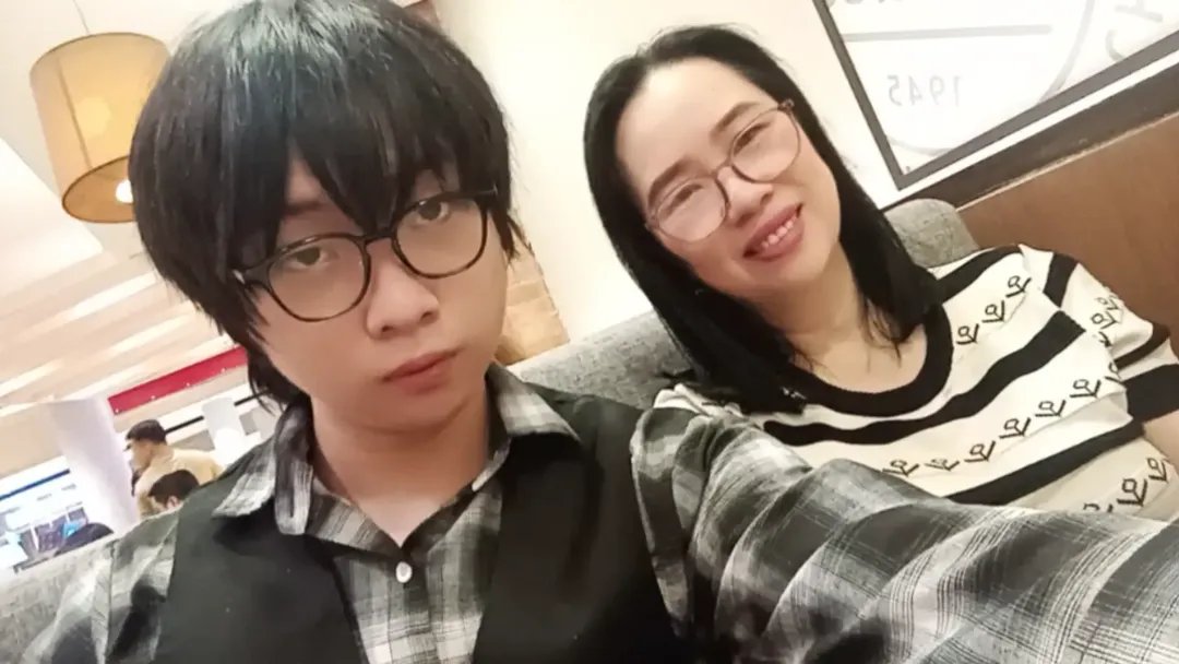 realastarte's tweet photo. selfie with my parents #selfie #parents #mother #father #cute https://t.co/XvrupAsM7z