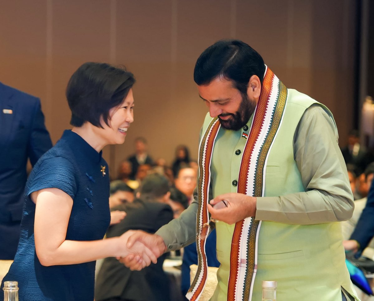NayabSainiBJP's tweet photo. सिंगापुर दौरे के दूसरे दिन SING FORUM (Singapore India Network for Growth) के मंच पर संवाद का अवसर मिला। इस अवसर पर Ms. Gan Siow Huang, Minister of State, Ministry of Foreign Affairs & Ministry of Energy, Trade and Industry से चर्चा हुई।

हरियाणा और सिंगापुर के बीच इंफ्रास्ट्रक्चर, इंडस्ट्री और आपसी सहयोग बढ़ाने के विभिन्न पहलुओं पर विस्तृत चर्चा हुई। हमारा लक्ष्य हरियाणा को इंडस्ट्रियल पावर बनाने के साथ-साथ भारत की इनोवेशन कैपिटल के रूप में स्थापित करना है।

प्रदेश में सिंगापुर की कंपनियों के टेक्नोलॉजी और प्रोफेशनल कैपेबिलिटी सेंटर्स स्थापित करने तथा गुरुग्राम और आसपास के क्षेत्रों में इंटीग्रेटेड टाउनशिप, कमर्शियल डेवलपमेंट और मॉडर्न अर्बन इंफ्रास्ट्रक्चर के क्षेत्र में पार्टनरशिप की बहुत संभावनाएं हैं।

#HappeningHaryana #StartupHaryana #ViksitHaryana

@MFAsg