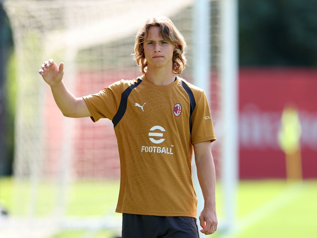 OrgulloRossoner's tweet photo. “Mientras haya un rossoneri en el campo, hay esperanza.” https://t.co/eBaxVOUIhN