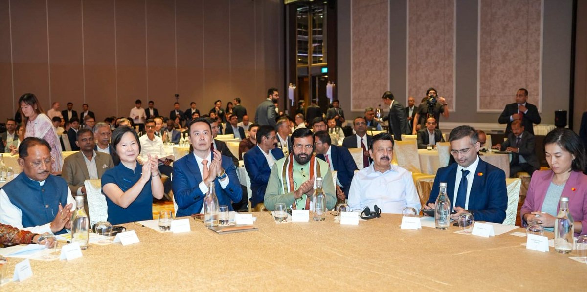 NayabSainiBJP's tweet photo. सिंगापुर दौरे के दूसरे दिन SING FORUM (Singapore India Network for Growth) के मंच पर संवाद का अवसर मिला। इस अवसर पर Ms. Gan Siow Huang, Minister of State, Ministry of Foreign Affairs & Ministry of Energy, Trade and Industry से चर्चा हुई।

हरियाणा और सिंगापुर के बीच इंफ्रास्ट्रक्चर, इंडस्ट्री और आपसी सहयोग बढ़ाने के विभिन्न पहलुओं पर विस्तृत चर्चा हुई। हमारा लक्ष्य हरियाणा को इंडस्ट्रियल पावर बनाने के साथ-साथ भारत की इनोवेशन कैपिटल के रूप में स्थापित करना है।

प्रदेश में सिंगापुर की कंपनियों के टेक्नोलॉजी और प्रोफेशनल कैपेबिलिटी सेंटर्स स्थापित करने तथा गुरुग्राम और आसपास के क्षेत्रों में इंटीग्रेटेड टाउनशिप, कमर्शियल डेवलपमेंट और मॉडर्न अर्बन इंफ्रास्ट्रक्चर के क्षेत्र में पार्टनरशिप की बहुत संभावनाएं हैं।

#HappeningHaryana #StartupHaryana #ViksitHaryana

@MFAsg