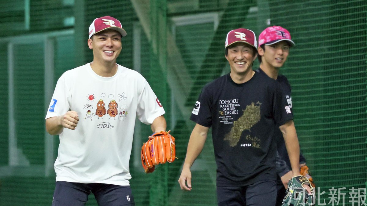 kahokuphoto's tweet photo. #楽天イーグルス vs #福岡ソフトバンクホークス 25回戦は18時から。霧雨が降り練習は室内。仲良く笑顔でノックを受ける #村林一輝 #小深田大翔 両選手。いよいよ今季最終戦、勝利で飾りましょう！試合の詳報は #河北新報 か https://t.co/4qSx2vLa56 にて。#rakuteneagles #むらこぶ https://t.co/1e8t0S0zxn