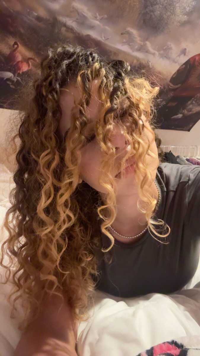leanadoll's tweet photo. curly hair don’t care https://t.co/7Mfx373d7X