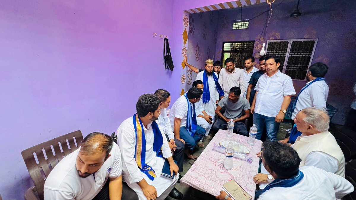 ASP4Nagina's tweet photo. गत दिनों नगीना लोकसभा क्षेत्र की नगीना विधानसभा के नगीना शहर स्थित मोहल्ला कस्बा मीर की सराय निवासी भाई दीनू कुरैशी जी की 10 वर्षीय बेटी रूही परवीन का सर्पदंश के कारण निधन हो गया। 

कल शोक-संतप्त परिवार से मुलाक़ात कर अपनी शोक संवेदनाएं व्यक्त कीं और उन्हें ढांढस बंधाया। https://t.co/j7T0nHvIpq