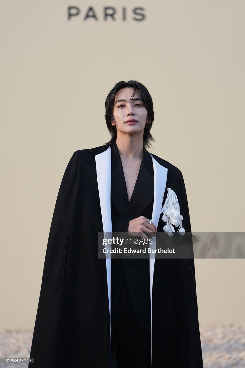 hanniethinker04's tweet photo. 261002 #JEONGHAN #정한 
JEONGHAN AT PARIS FASHION WEEK FOR GIVENCHY SUMMER 2027 WOMENSWEAR SHOW     

JEONGHAN AT GIVENCHY PFW
#JEONGHANxGIVENCHY #GivenchySS27
#ParisFashionWeek @pledis_17 @givenchy https://t.co/iKev0Y7mIQ