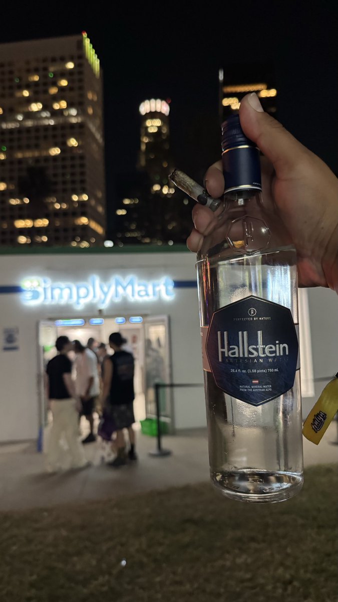 TastingNiceHash's tweet photo. Day 2 was coo. The Homie @Dablifehash with the dope Graff Set up was too 🔥🔥 to pass up!But No one came up to me to take a dab, owell. 🤷🏽‍♂️ still got high AF and had a great time. 
S/o @simplymarythca Booth for having THE BEST WATER at the event! 💧💧 https://t.co/4FkCVAVSPa