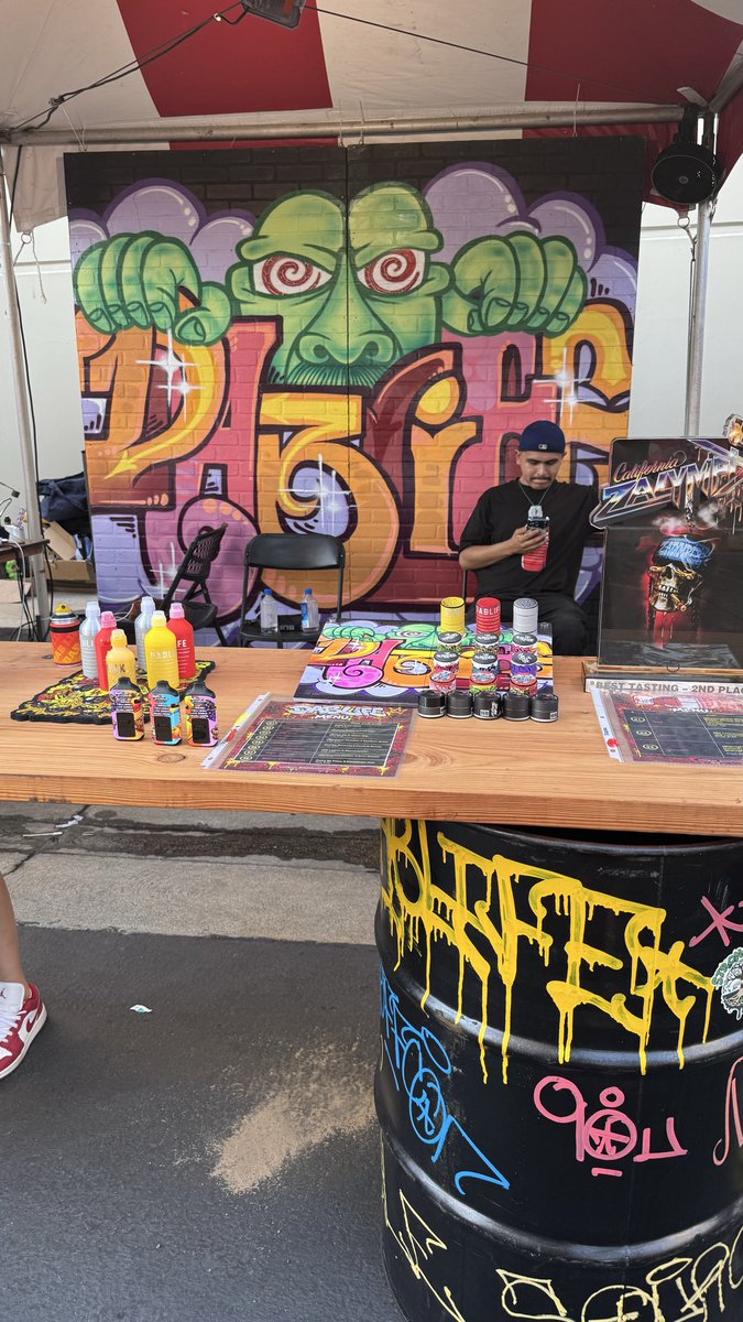 TastingNiceHash's tweet photo. Day 2 was coo. The Homie @Dablifehash with the dope Graff Set up was too 🔥🔥 to pass up!But No one came up to me to take a dab, owell. 🤷🏽‍♂️ still got high AF and had a great time. 
S/o @simplymarythca Booth for having THE BEST WATER at the event! 💧💧 https://t.co/4FkCVAVSPa
