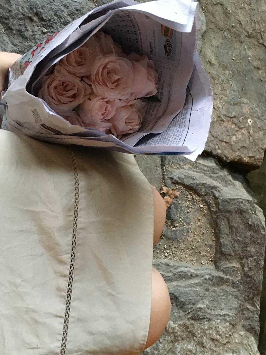 mayihaveurchloe's tweet photo. 나에게 주는 셀프 꽃 선물🌷💐
덕분에 하루종일 행복했담...

장미 10송이에 100만큼 행복해지는 마법
다들 셀프 꽃 선물로 기분 전환 해봐요오🎀 https://t.co/2StSEWylKZ
