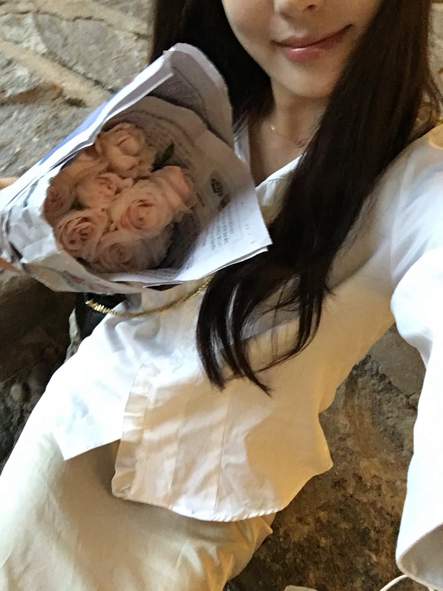 mayihaveurchloe's tweet photo. 나에게 주는 셀프 꽃 선물🌷💐
덕분에 하루종일 행복했담...

장미 10송이에 100만큼 행복해지는 마법
다들 셀프 꽃 선물로 기분 전환 해봐요오🎀 https://t.co/2StSEWylKZ