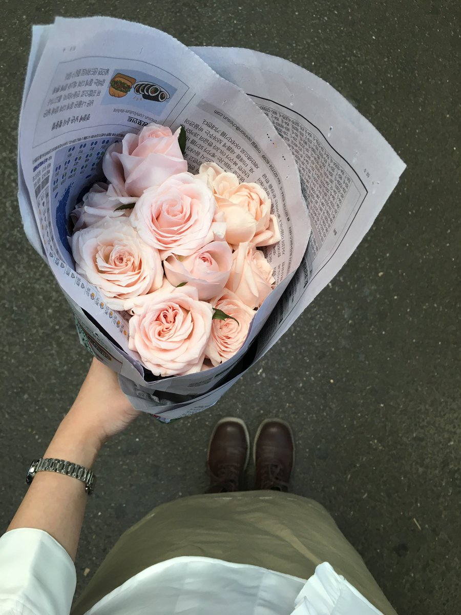 mayihaveurchloe's tweet photo. 나에게 주는 셀프 꽃 선물🌷💐
덕분에 하루종일 행복했담...

장미 10송이에 100만큼 행복해지는 마법
다들 셀프 꽃 선물로 기분 전환 해봐요오🎀 https://t.co/2StSEWylKZ