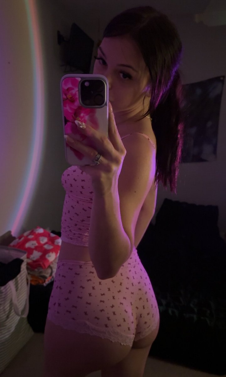 paylivvy's tweet photo. i love being 18 and hot 😌 https://t.co/KfwO9eIoDD