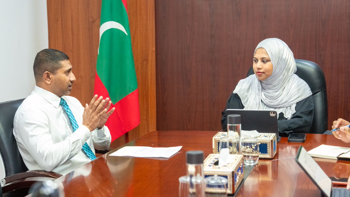 MoDLCH's tweet photo. ދިވެހިރާއްޖެއިން ޖަޕާނަށް ކަނޑައަޅުއްވާފައި ހުންނަވާ ސަފީރު އަޙްމަދު މަޚްލޫފް، ވަޒީރު ހީނާ ވަލީދު އަރިހަށް އިހުތިރާމުގެ ޒިޔާރަތެއް ކުރެއްވުން.
@AhmedMahloof https://t.co/D2zsqwLX6x