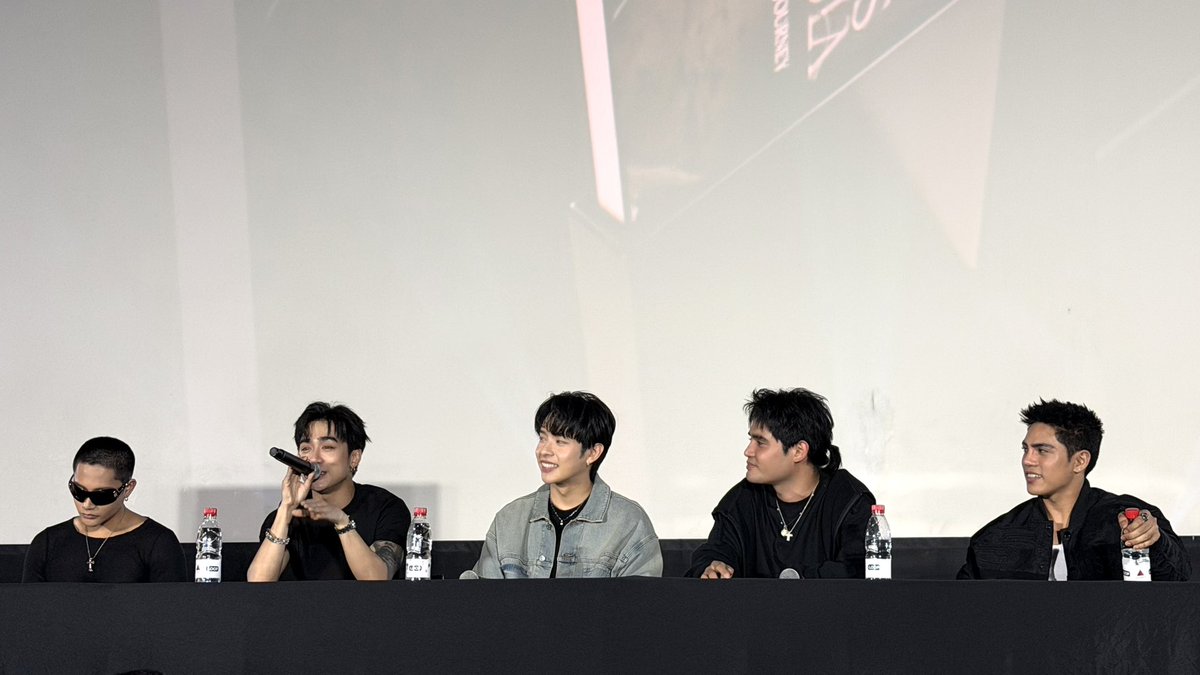 inquirerdotnet's tweet photo. SB19’S BOOK! 📓 

LOOK: Pablo, Josh, Stell, Ken, and Justin of SB19 meet the press and their fans, A’TIN, for the official launch of their photo book “Wakas at Simula: A Visual Journey,” on Monday, Oct. 5, in Ortigas. | @JessEINQ https://t.co/yQRhsVUvd9