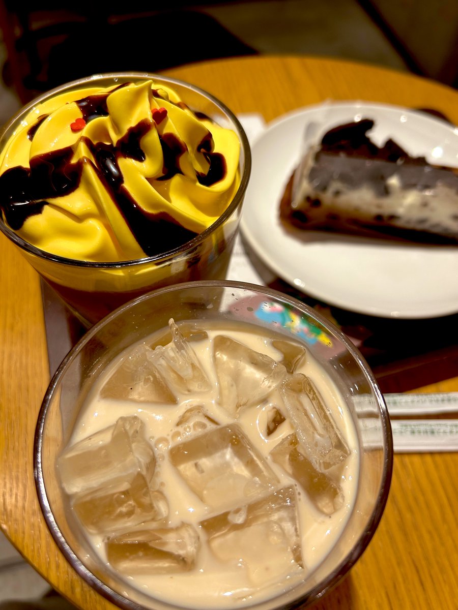 blood_inn's tweet photo. 4年に1度だけ行くスタバ
はちみつアレルギーゆえピカチュウ飲めなくて墓 https://t.co/BMk61Q8kHi