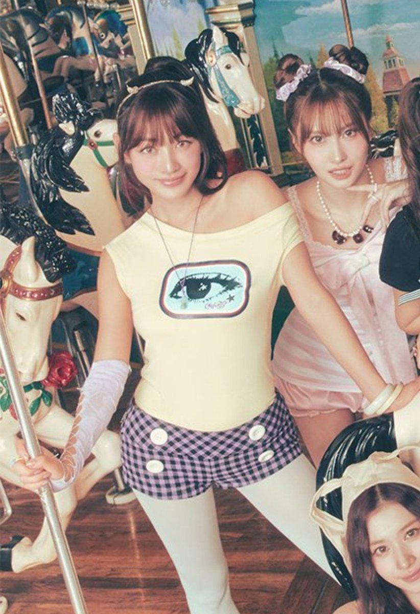 WithPJihyo's tweet photo. cutieeeeeee Jihyo 💛(also is that a little horns she got 😆)🤏 https://t.co/QnWXDWQNMK