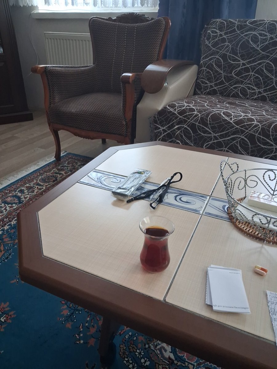 saglik009's tweet photo. Günaydın 2 gündür telefonla uğraşıyorum hadi virüs girmiş zor becerdik daha 2 tane uygulama kabul etmiyor kim ne diye gönderiyor onu da bilmiyorum belki dün başkalarıyla uğraşın ya benim gibi gariban bir adamdan ne istiyorsunuz 😃 https://t.co/m2pnz16ebe