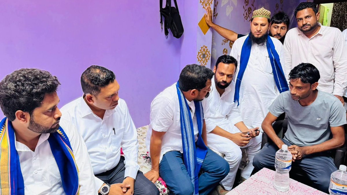 ASP4Nagina's tweet photo. गत दिनों नगीना लोकसभा क्षेत्र की नगीना विधानसभा के नगीना शहर स्थित मोहल्ला कस्बा मीर की सराय निवासी भाई दीनू कुरैशी जी की 10 वर्षीय बेटी रूही परवीन का सर्पदंश के कारण निधन हो गया। 

कल शोक-संतप्त परिवार से मुलाक़ात कर अपनी शोक संवेदनाएं व्यक्त कीं और उन्हें ढांढस बंधाया। https://t.co/j7T0nHvIpq
