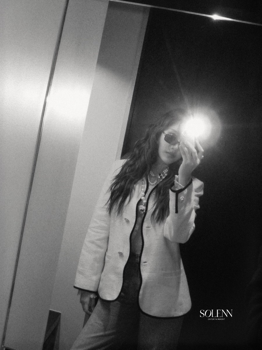 Solenn_Ent's tweet photo. flash &amp; pose ✨📸📸📸

SAROCHA X VALENTINO PFW SS27

#ValentinoSS27xFreen #ValentinoAntibiblioteca #ValentinoGaravani #srchafreen #PFW

@valentinoTH @MaisonValentino https://t.co/ACEAtQ6ia8
