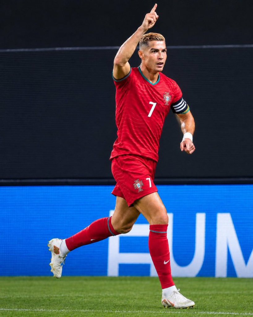 Extraedward7's tweet photo. Short guy fans bring 2012. Ronaldo brings 2026. That’s the difference. https://t.co/O9hCIm1SLa