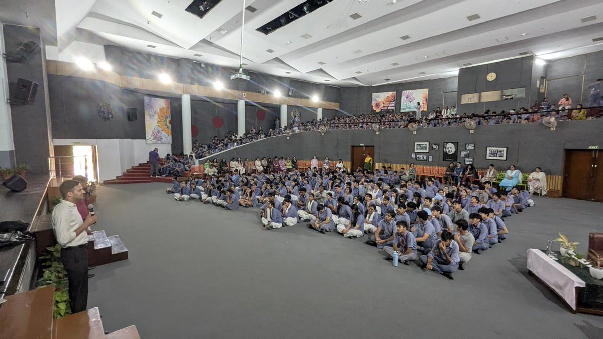 DCP_IFSO's tweet photo. Empowering Digital Safety at Modern School

The #IFSO Unit conducted an engaging Cyber Awareness Session at Modern School, Vasant Vihar, with 1000+ enthusiastic participants . Together, we promoted responsible digital behavior and online safety for a safer digital future! 🎓✨ https://t.co/TMfIbeDEJW