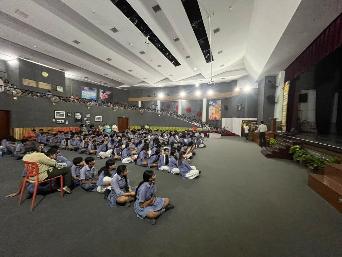 DCP_IFSO's tweet photo. Empowering Digital Safety at Modern School

The #IFSO Unit conducted an engaging Cyber Awareness Session at Modern School, Vasant Vihar, with 1000+ enthusiastic participants . Together, we promoted responsible digital behavior and online safety for a safer digital future! 🎓✨ https://t.co/TMfIbeDEJW