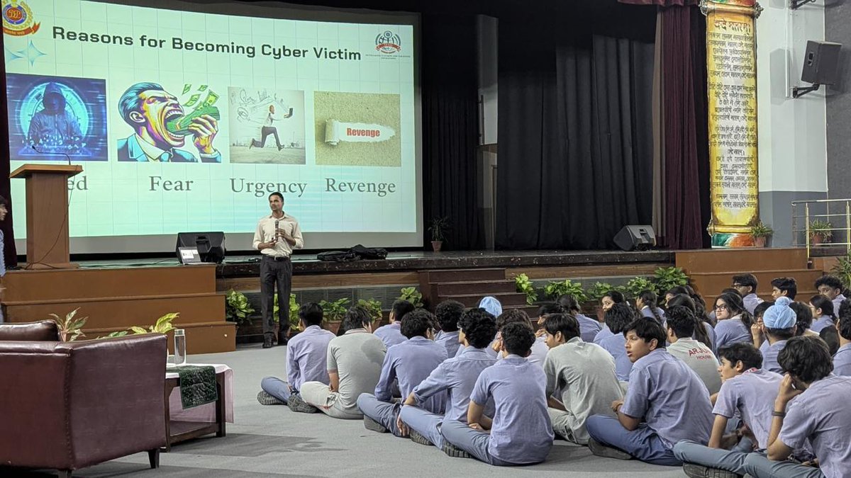 DCP_IFSO's tweet photo. Empowering Digital Safety at Modern School

The #IFSO Unit conducted an engaging Cyber Awareness Session at Modern School, Vasant Vihar, with 1000+ enthusiastic participants . Together, we promoted responsible digital behavior and online safety for a safer digital future! 🎓✨ https://t.co/TMfIbeDEJW